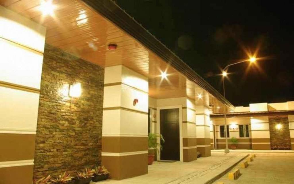 The Red Palm Suites And Restaurant Butuan City Exterior photo
